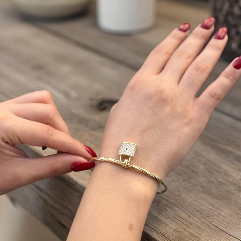 14 Ayar Hafif Burgu Kilit Detaylı Altın Bilezik