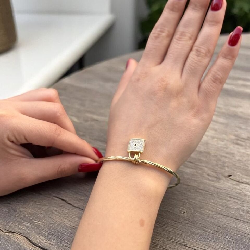 14 Ayar Hafif Burgu Kilit Detaylı Altın Bilezik