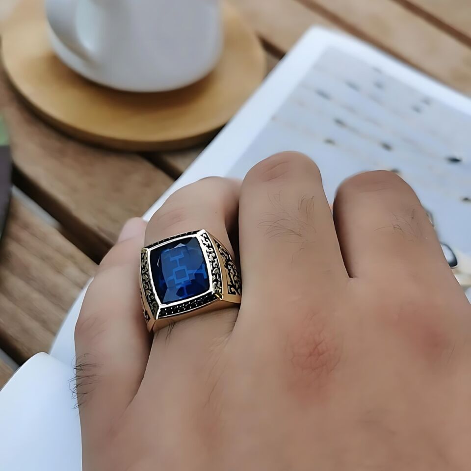 14 AYAR İTALYAN MODEL ORTA SAFİR RENK TAŞLI KENARLARI SİYAH MİNELİ DİKDÖRTGEN MODEL ALTIN ERKEK YÜZÜK