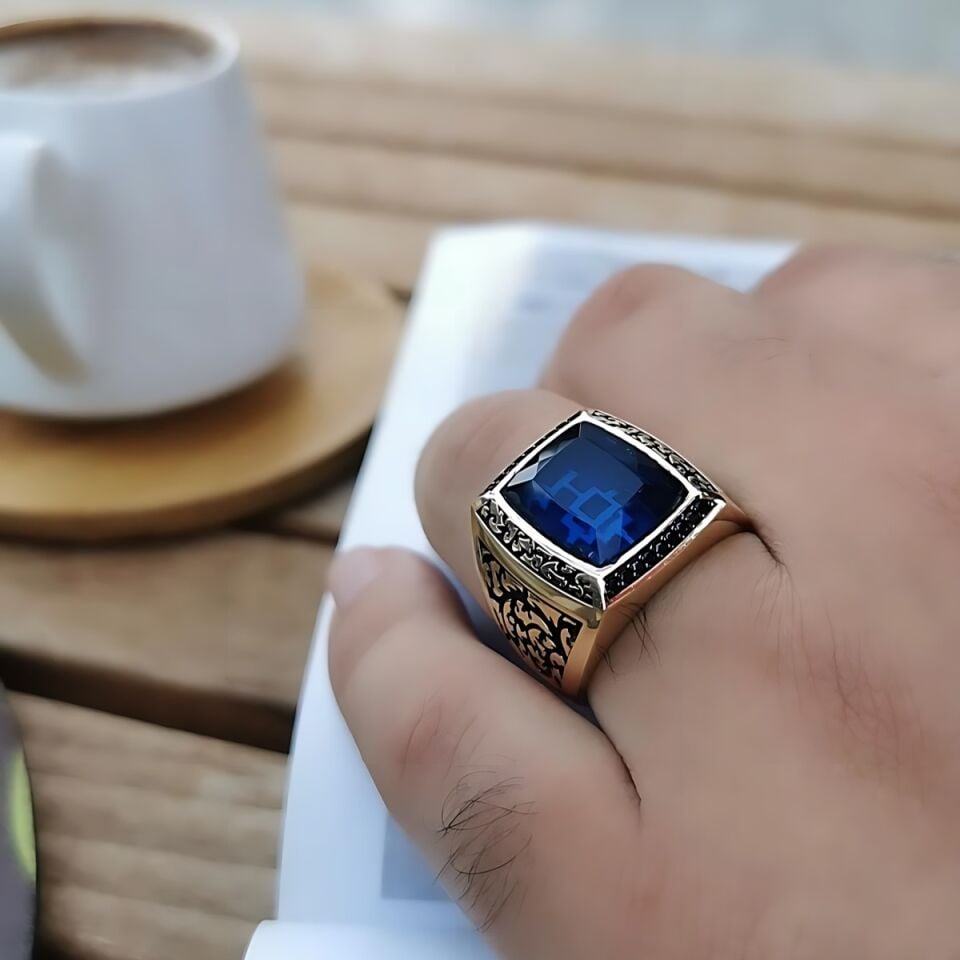 14 AYAR İTALYAN MODEL ORTA SAFİR RENK TAŞLI KENARLARI SİYAH MİNELİ DİKDÖRTGEN MODEL ALTIN ERKEK YÜZÜK