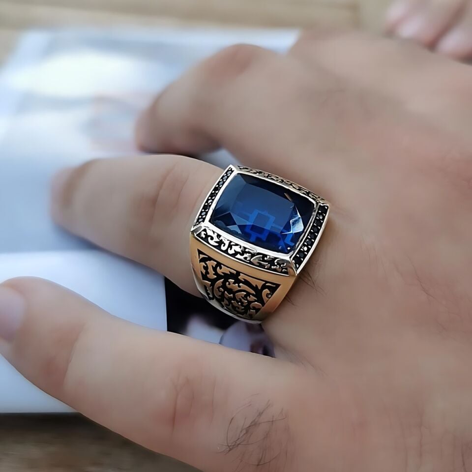 14 AYAR İTALYAN MODEL ORTA SAFİR RENK TAŞLI KENARLARI SİYAH MİNELİ DİKDÖRTGEN MODEL ALTIN ERKEK YÜZÜK