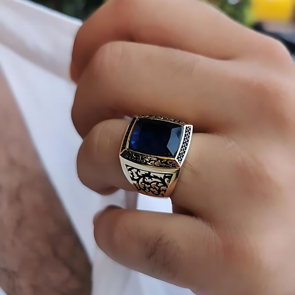 14 AYAR İTALYAN MODEL ORTA SAFİR RENK TAŞLI KENARLARI SİYAH MİNELİ DİKDÖRTGEN MODEL ALTIN ERKEK YÜZÜK