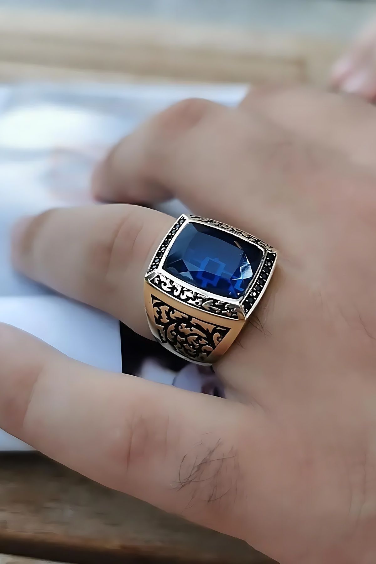 14 AYAR İTALYAN MODEL ORTA SAFİR RENK TAŞLI KENARLARI SİYAH MİNELİ DİKDÖRTGEN MODEL ALTIN ERKEK YÜZÜK 22