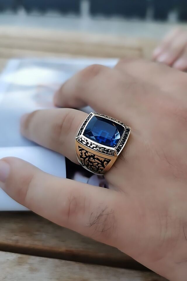 14 AYAR İTALYAN MODEL ORTA SAFİR RENK TAŞLI KENARLARI SİYAH MİNELİ DİKDÖRTGEN MODEL ALTIN ERKEK YÜZÜK 24