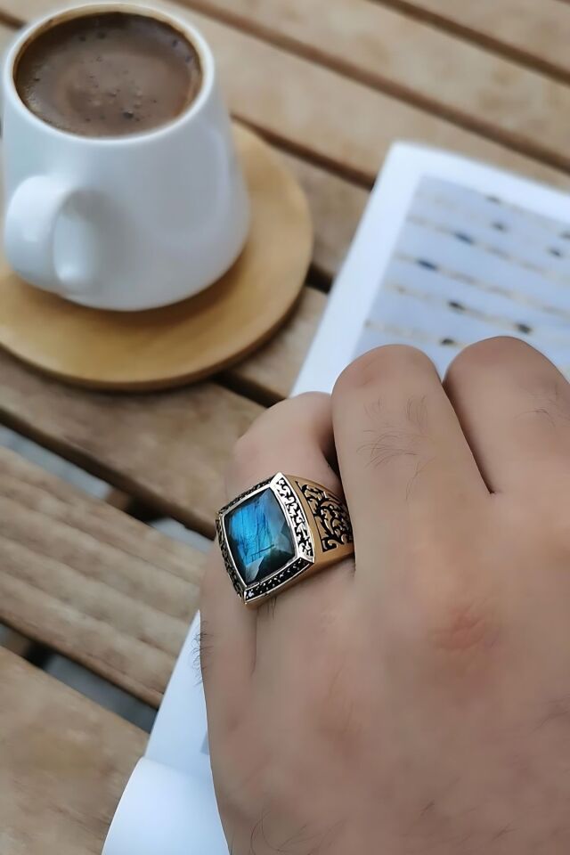 14 AYAR İTALYAN MODEL ORTA LABRADORİT TAŞLI KENARLARI SİYAH TAŞLI DİKDÖRTGEN MODEL ALTIN ERKEK YÜZÜK 24