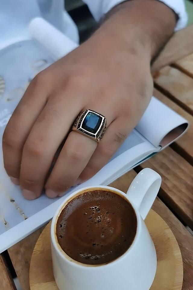 14 AYAR İTALYAN MODEL ORTA LABRADORİT TAŞLI KENARLARI SİYAH TAŞLI DİKDÖRTGEN MODEL ALTIN ERKEK YÜZÜK