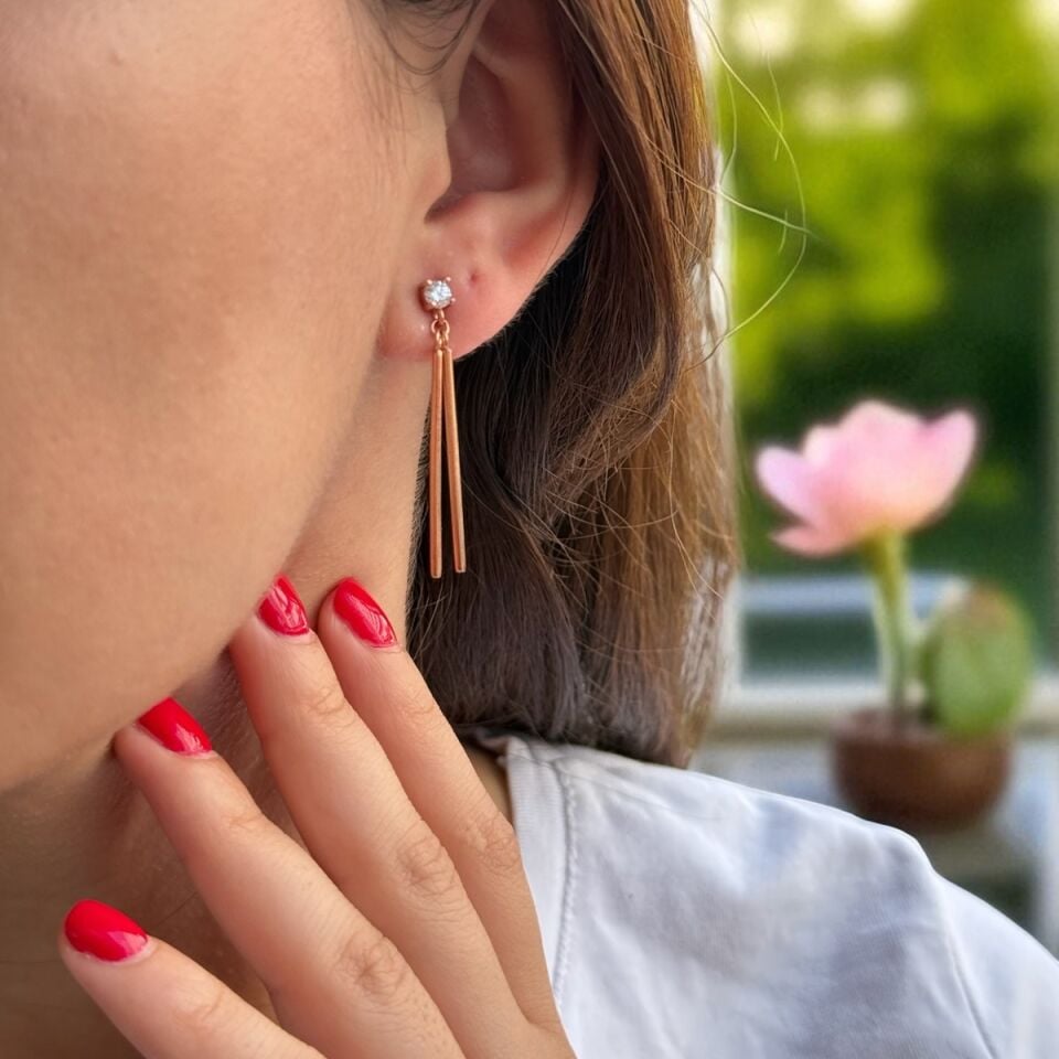 925 AYAR ROSE RENGİ İTALYAN ÇUBUK SALLANTILI TEKTAŞ KÜPE
