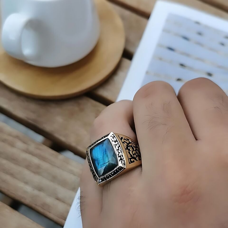 14 AYAR İTALYAN MODEL ORTA LABRADORİT TAŞLI KENARLARI SİYAH TAŞLI DİKDÖRTGEN MODEL ALTIN ERKEK YÜZÜK