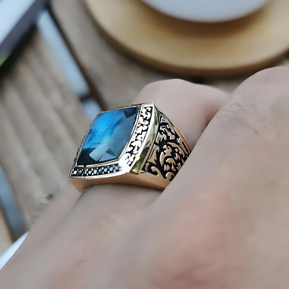 14 AYAR İTALYAN MODEL ORTA LABRADORİT TAŞLI KENARLARI SİYAH TAŞLI DİKDÖRTGEN MODEL ALTIN ERKEK YÜZÜK