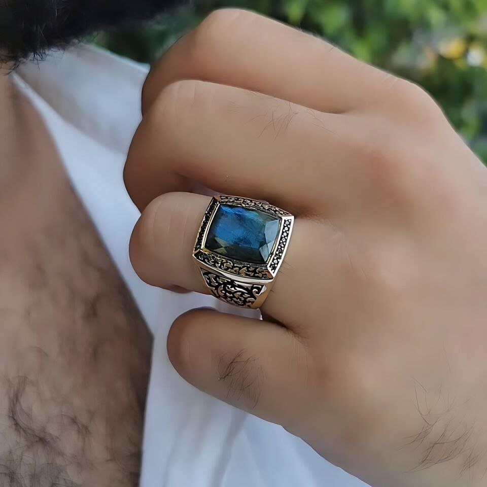 14 AYAR İTALYAN MODEL ORTA LABRADORİT TAŞLI KENARLARI SİYAH TAŞLI DİKDÖRTGEN MODEL ALTIN ERKEK YÜZÜK