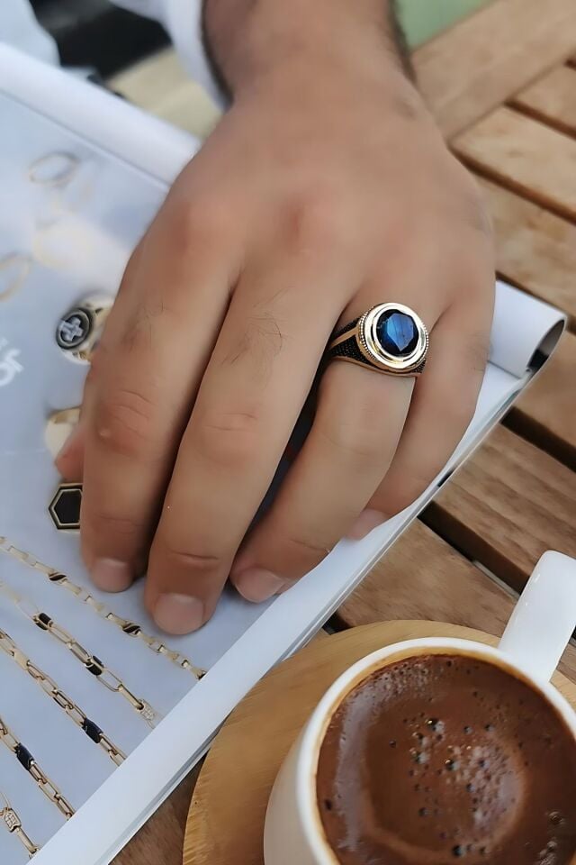 14 AYAR İTALYAN MODEL ORTA LABRADORİT TAŞLI , KENARLARI LACİVERT TAŞLI ALTIN ERKEK YÜZÜK