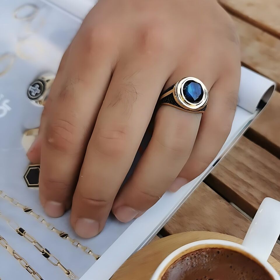 14 AYAR İTALYAN MODEL ORTA LABRADORİT TAŞLI , KENARLARI LACİVERT TAŞLI ALTIN ERKEK YÜZÜK