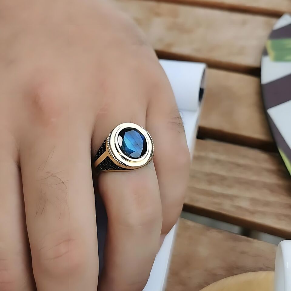 14 AYAR İTALYAN MODEL ORTA LABRADORİT TAŞLI , KENARLARI LACİVERT TAŞLI ALTIN ERKEK YÜZÜK