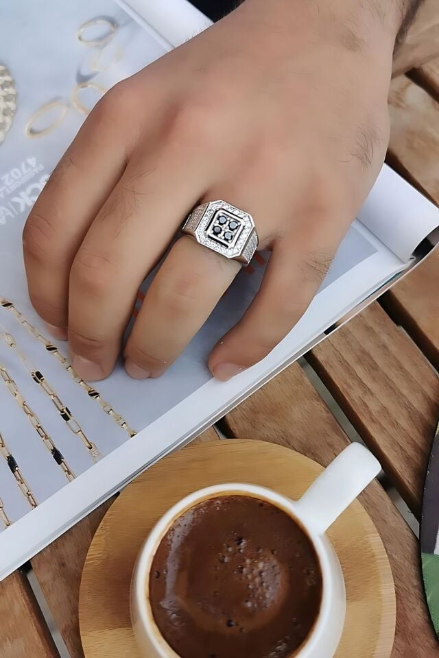 14 Ayar Italyan Model 0,78 Ct Pırlanta Taşlı, 0,53 Ct Siyah Pırlanta Taşlı Beyaz Altın Yüzük
