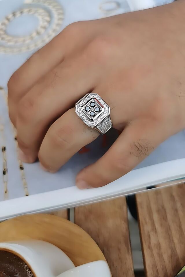 14 Ayar Italyan Model 0,78 Ct Pırlanta Taşlı, 0,53 Ct Siyah Pırlanta Taşlı Beyaz Altın Yüzük