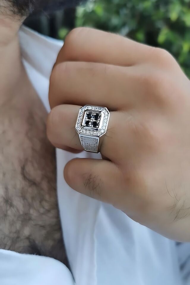 14 Ayar Italyan Model 0,78 Ct Pırlanta Taşlı, 0,53 Ct Siyah Pırlanta Taşlı Beyaz Altın Yüzük