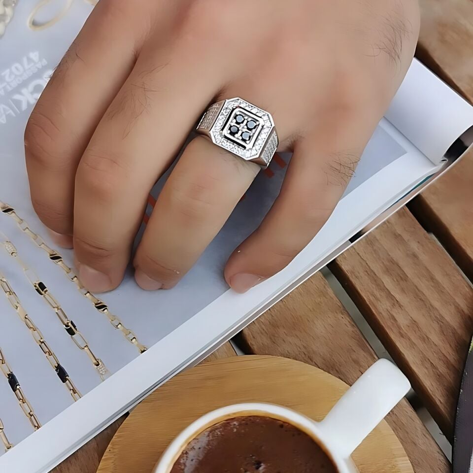 14 Ayar İtalyan Model 0,78 Ct Pırlanta Taşlı, 0,53 Ct Siyah Pırlanta Taşlı Beyaz Altın Yüzük