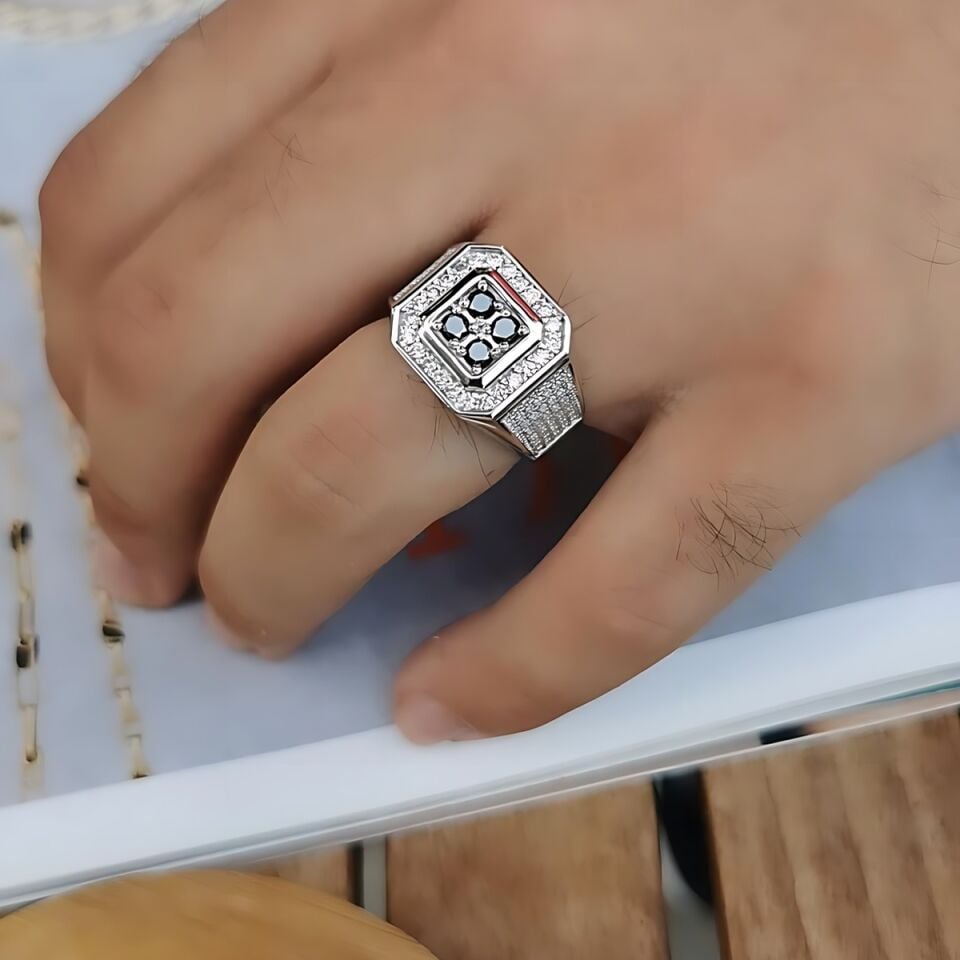 14 Ayar İtalyan Model 0,78 Ct Pırlanta Taşlı, 0,53 Ct Siyah Pırlanta Taşlı Beyaz Altın Yüzük