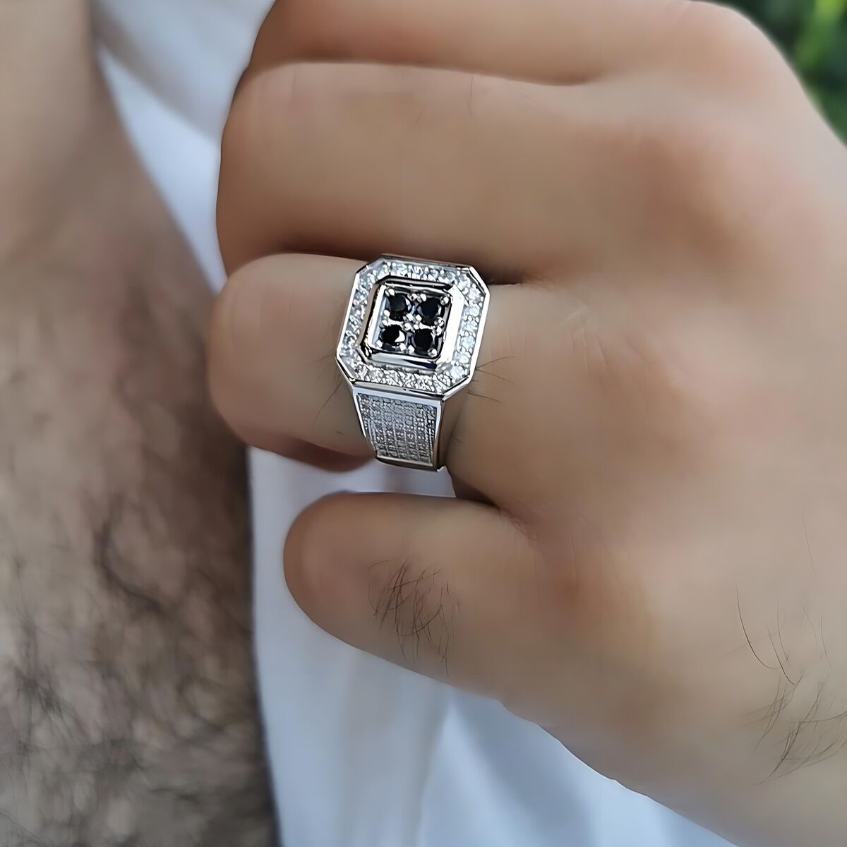 14 Ayar İtalyan Model 0,78 Ct Pırlanta Taşlı, 0,53 Ct Siyah Pırlanta Taşlı Beyaz Altın Yüzük