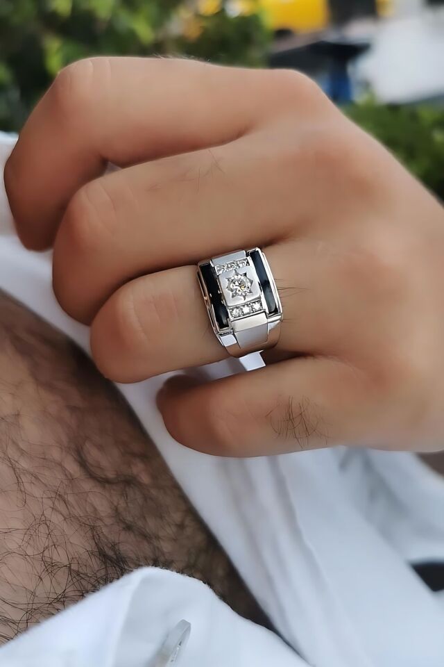 14 AYAR İTALYAN MODEL KENARLARI SİYAH MİNELİ 0,50 CT PIRLANTA TAŞLI BEYAZ ALTIN YÜZÜK 22