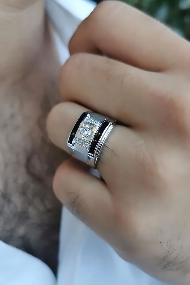 14 AYAR İTALYAN MODEL KENARLARI SİYAH MİNELİ 0,50 CT PIRLANTA TAŞLI BEYAZ ALTIN YÜZÜK 22