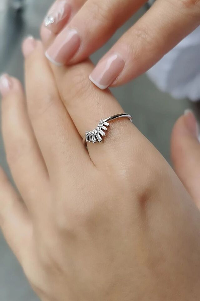 14 Ayar 0,14 Ct Baget Pırlanta Taşlı Taç Tasarım Beyaz Altın Yüzük