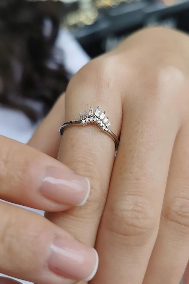 14 Ayar 0,14 Ct Baget Pırlanta Taşlı Taç Tasarım Beyaz Altın Yüzük