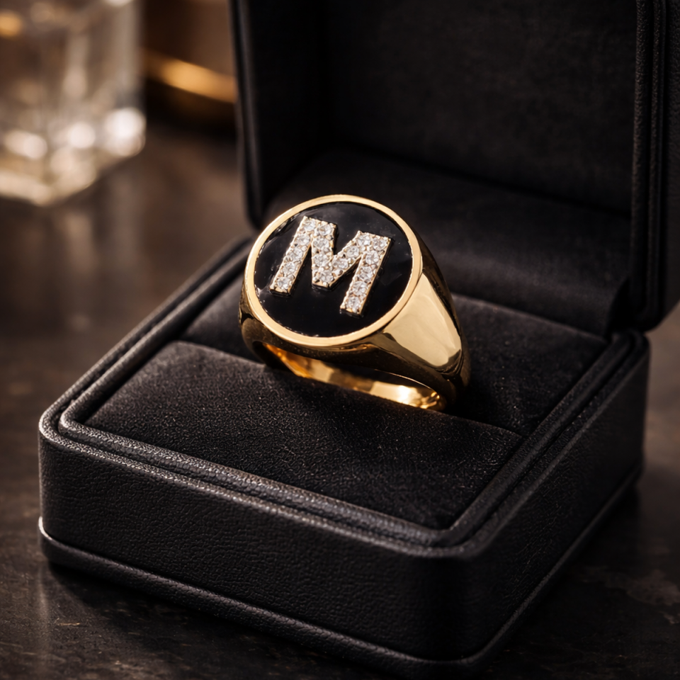 14 AYAR ÖZEL TASARIM SİYAH MİNELİ M HARFİ PIRLANTA TAŞLI ŞÖVALYE ALTIN YÜZÜK