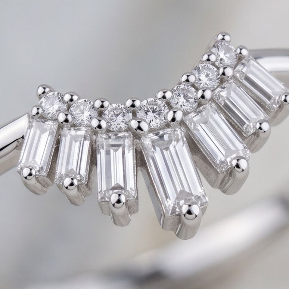 14 Ayar 0,14 Ct Baget Pırlanta Taşlı Taç Tasarım Beyaz Altın Yüzük