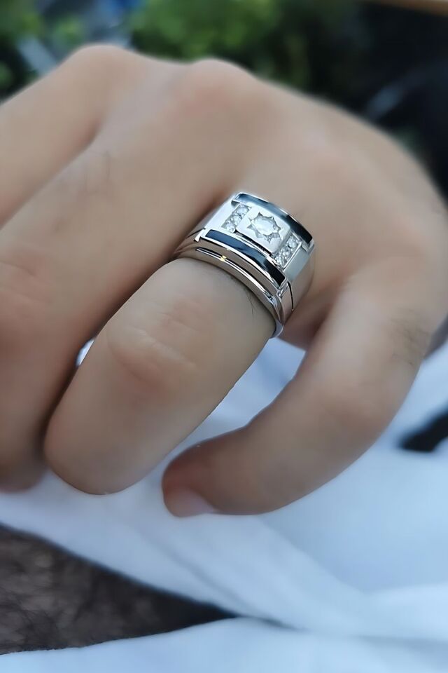 14 AYAR İTALYAN MODEL KENARLARI SİYAH MİNELİ 0,50 CT PIRLANTA TAŞLI BEYAZ ALTIN YÜZÜK