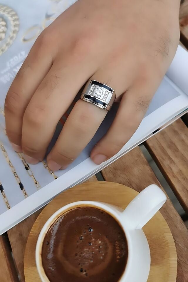 14 AYAR İTALYAN MODEL KENARLARI SİYAH MİNELİ 0,50 CT PIRLANTA TAŞLI BEYAZ ALTIN YÜZÜK