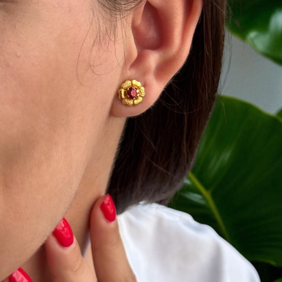 22 AYAR KIRMIZI TAŞLI ÇİÇEK KÜPE