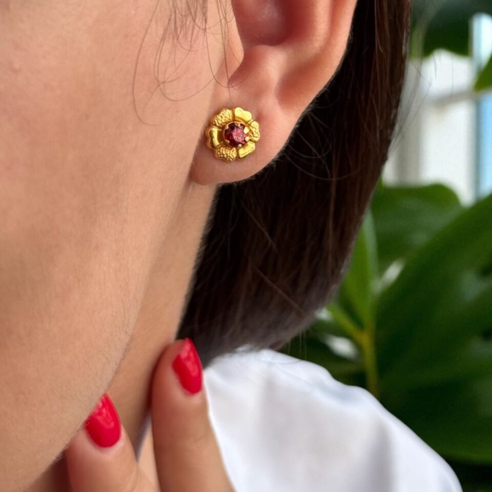 22 AYAR KIRMIZI TAŞLI ÇİÇEK KÜPE