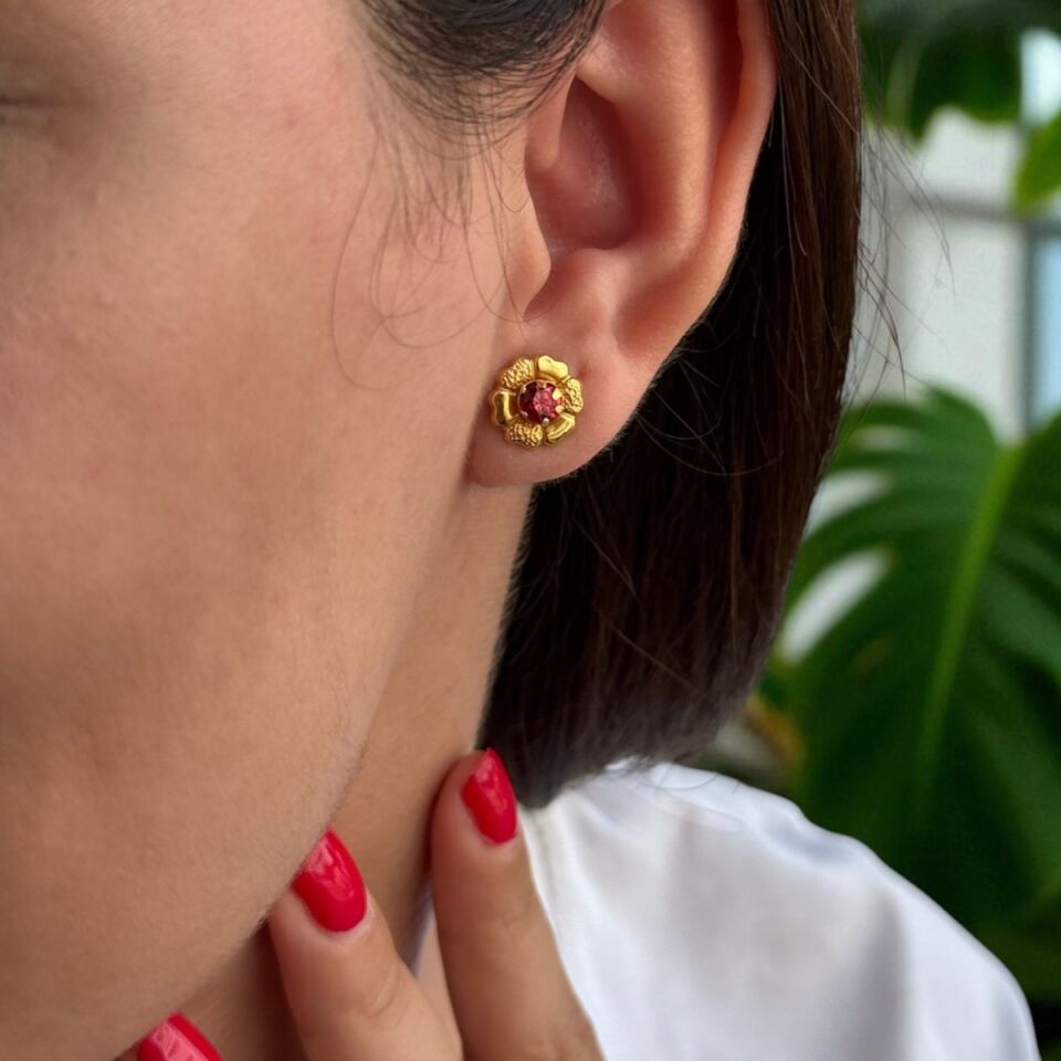 22 AYAR KIRMIZI TAŞLI ÇİÇEK KÜPE