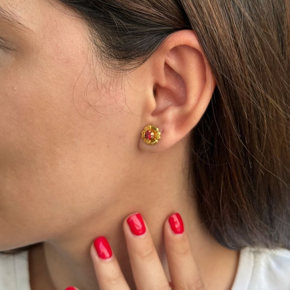 22 AYAR KIRMIZI TAŞLI ÇİÇEK KÜPE