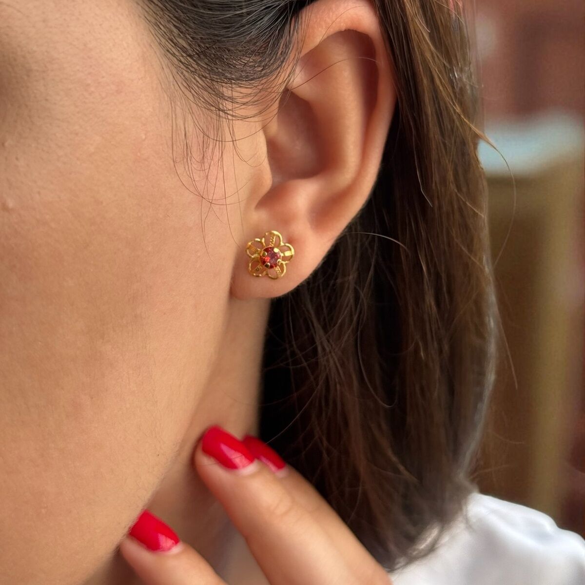 22 AYAR KIRMIZI TAŞLI ÇİÇEK KÜPE