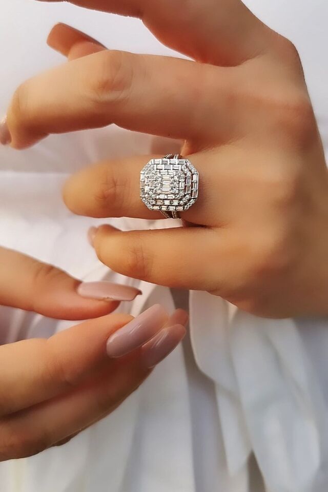 14 Ayar Pırlanta Görünümlü Baget Taşlı Beyaz Altın Yüzük 18