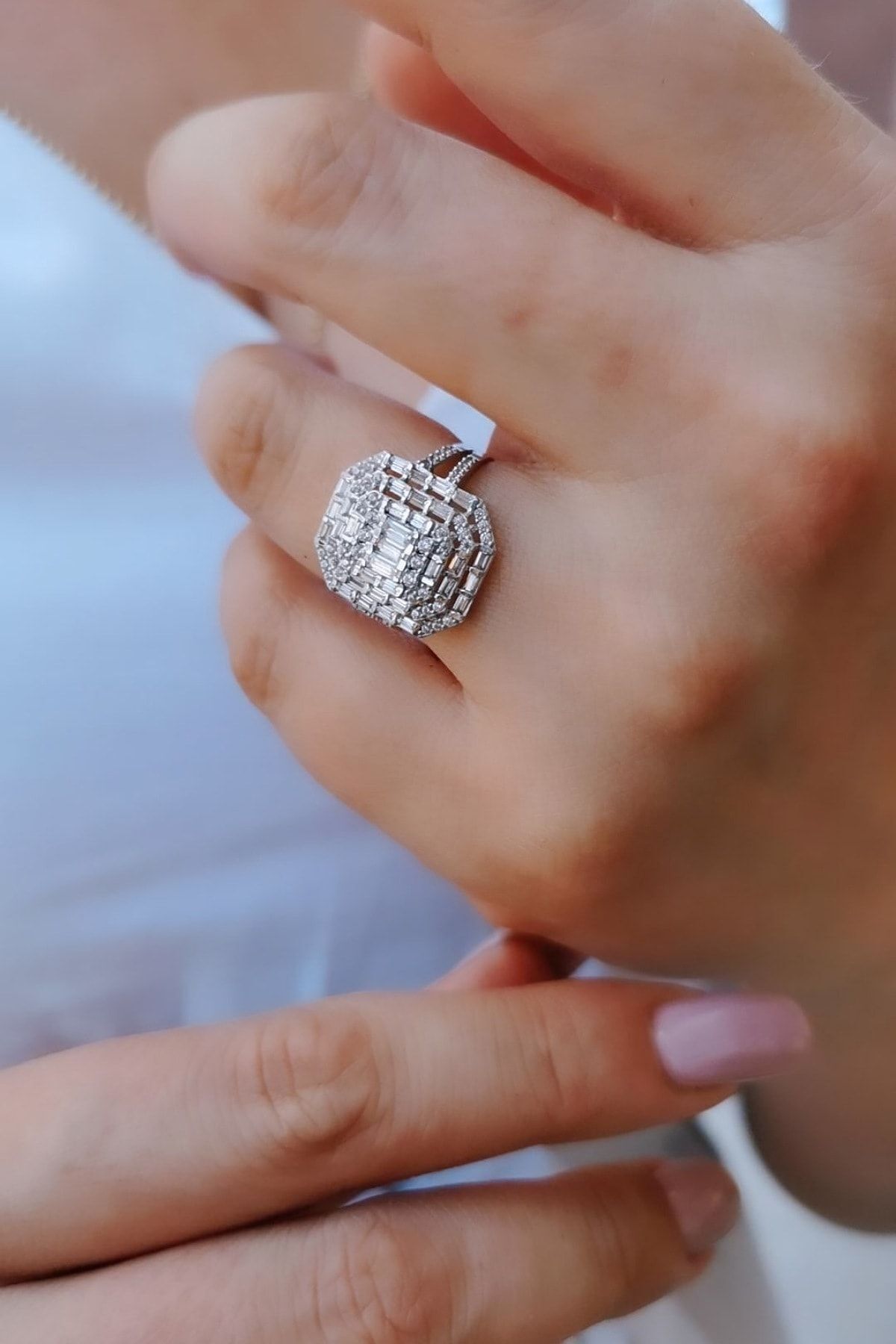 14 Ayar Pırlanta Görünümlü Baget Taşlı Beyaz Altın Yüzük 18