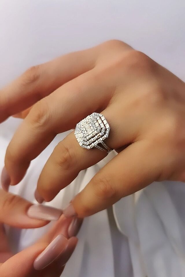 14 Ayar Pırlanta Görünümlü Baget Taşlı Beyaz Altın Yüzük 19