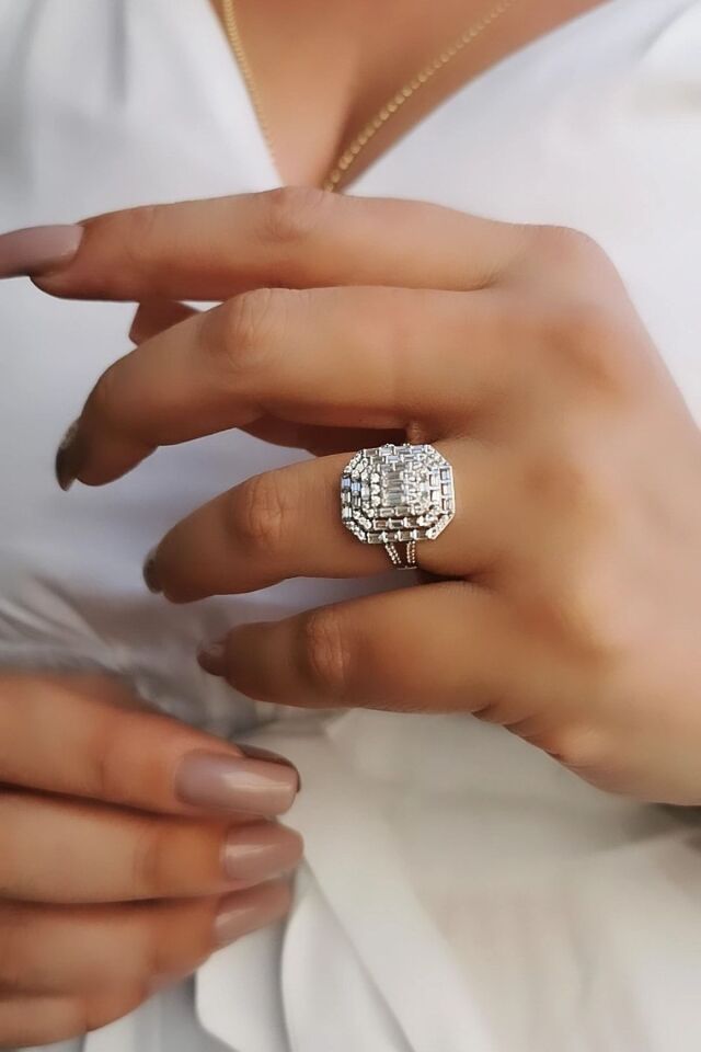 14 Ayar Pırlanta Görünümlü Baget Taşlı Beyaz Altın Yüzük 19