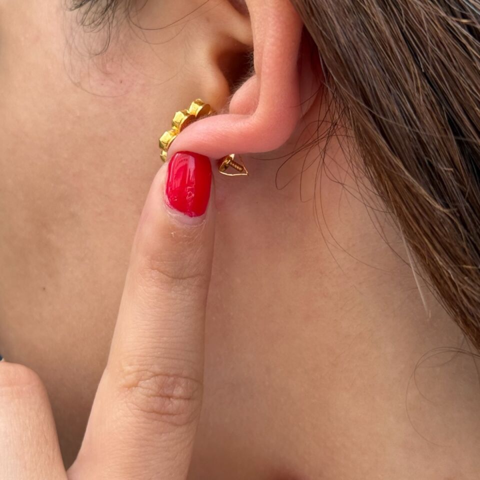 22 AYAR FİRUZE TAŞLI ARKASI VİDALI ÇİÇEK TASARIM KÜPE