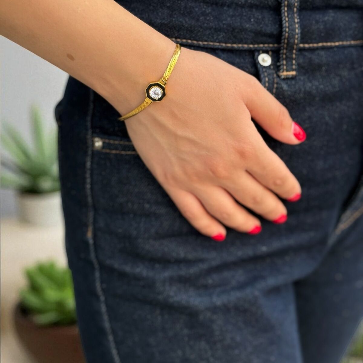 22 AYAR ORTASI SİYAH MİNELİ VE TEKTAŞ ALTIN BİLEKLİK