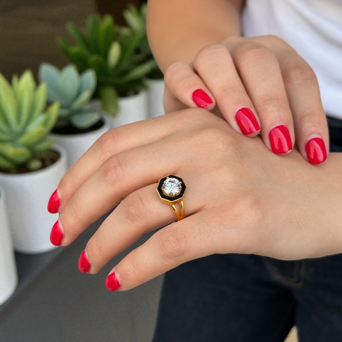 22 AYAR SİYAH MİNELİ ORTASI TEKTAŞ TASARIM YÜZÜK