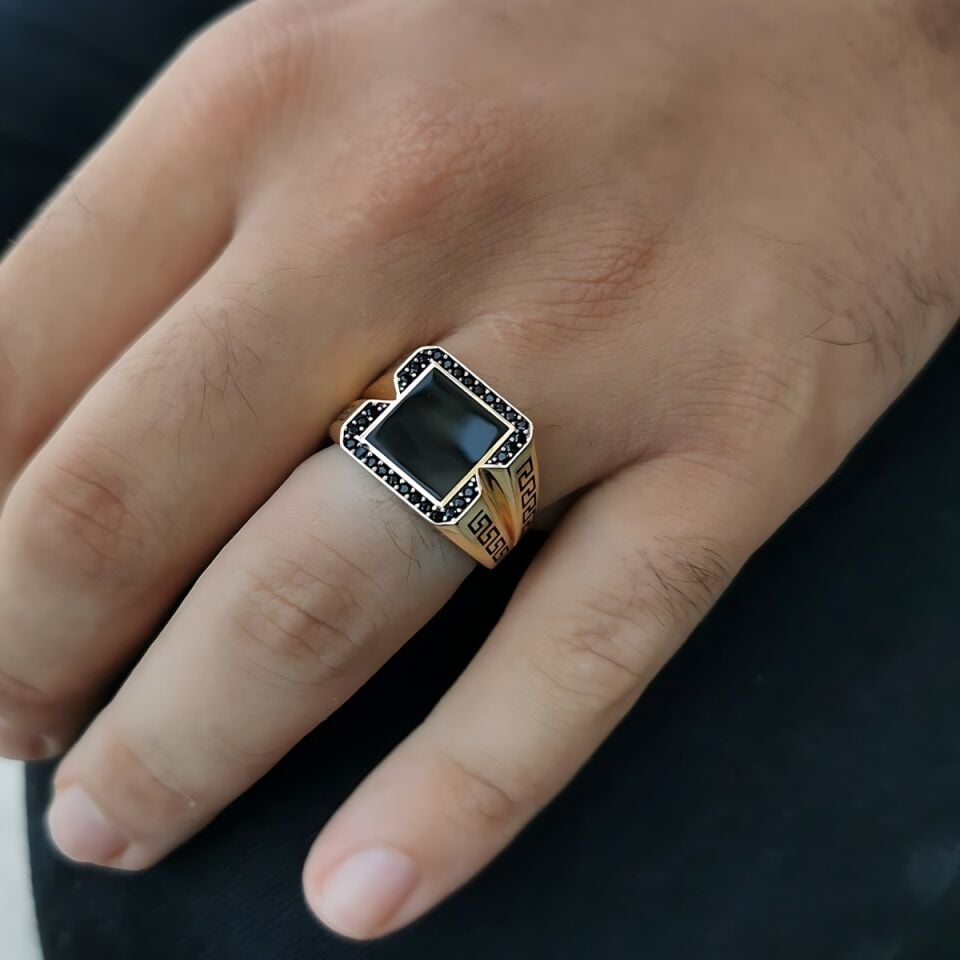 14 AYAR İTALYAN TASARIM GREEK DESEN SİYAH TAŞLI ALTIN ERKEK YÜZÜK