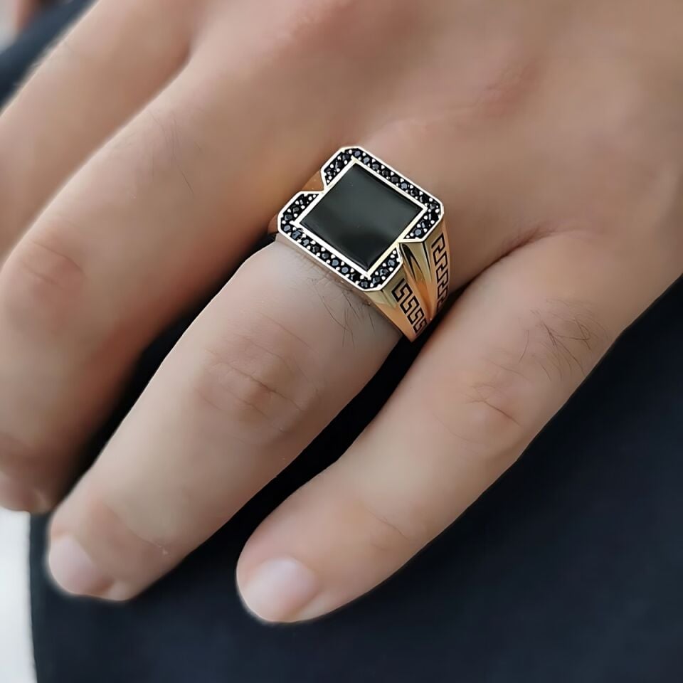 14 AYAR İTALYAN TASARIM GREEK DESEN SİYAH TAŞLI ALTIN ERKEK YÜZÜK