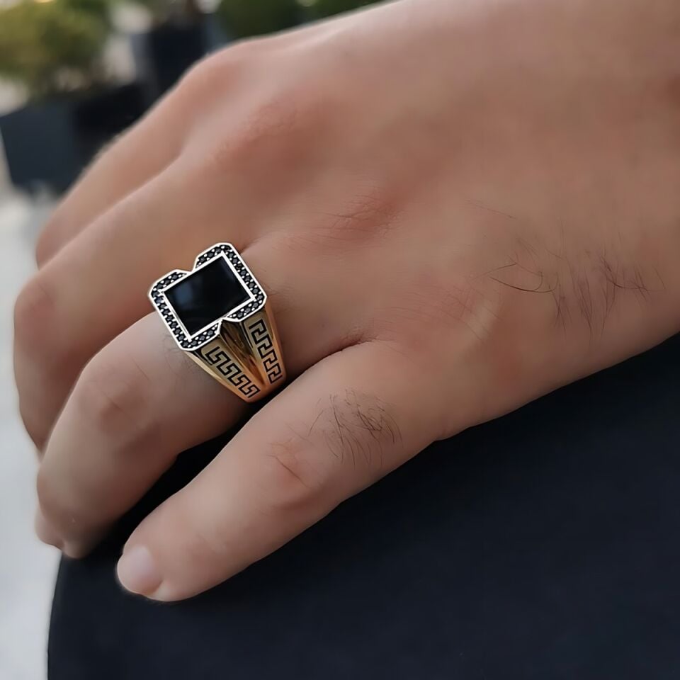 14 AYAR İTALYAN TASARIM GREEK DESEN SİYAH TAŞLI ALTIN ERKEK YÜZÜK