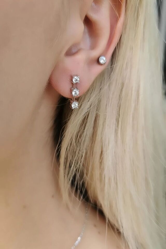 14 AYAR 0,60 CT H RENGİ ÜÇ TEKTAŞ MODEL ROUND YUVARLAK TAŞLI PIRLANTA KÜPE