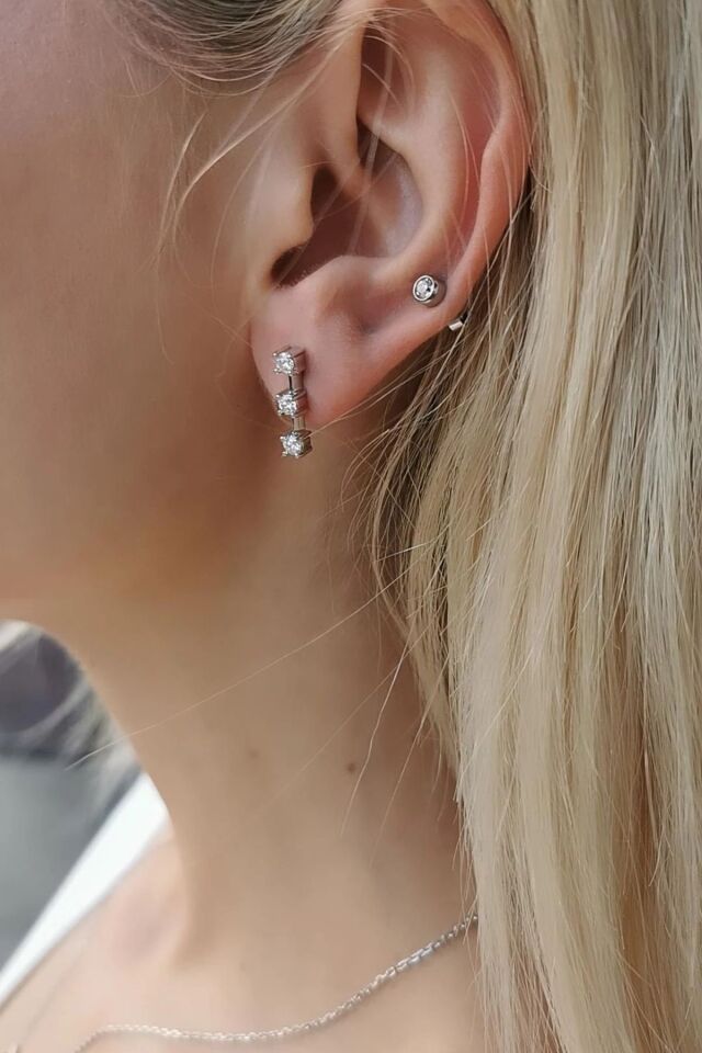 14 AYAR 0,60 CT H RENGİ ÜÇ TEKTAŞ MODEL ROUND YUVARLAK TAŞLI PIRLANTA KÜPE