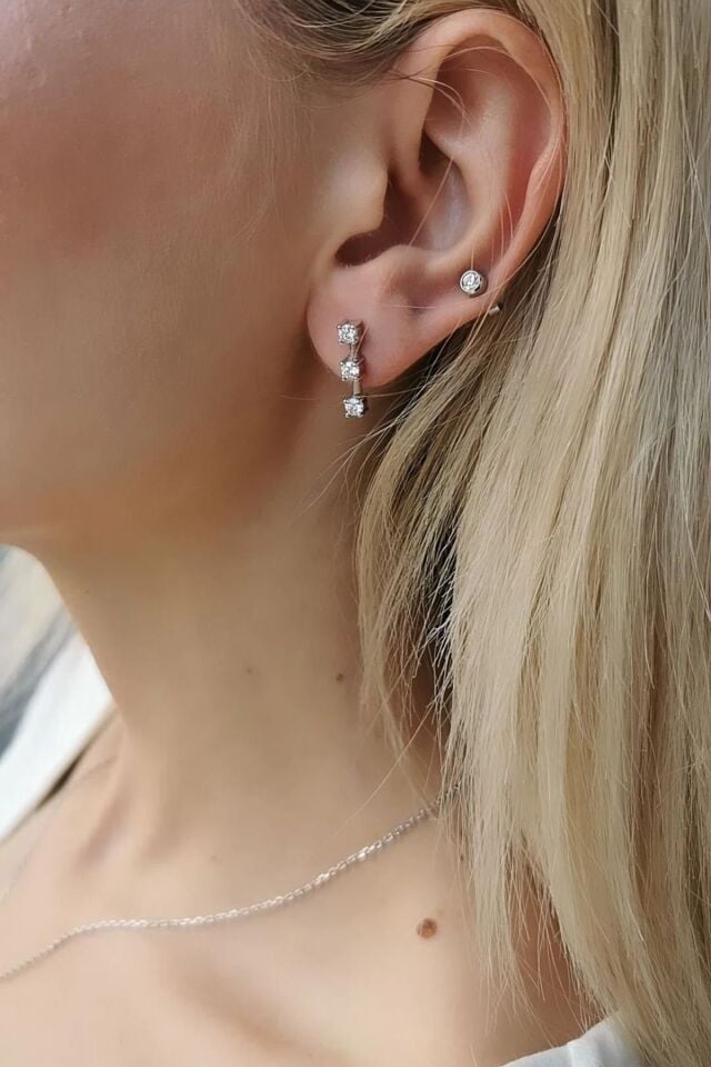 14 AYAR 0,60 CT H RENGİ ÜÇ TEKTAŞ MODEL ROUND YUVARLAK TAŞLI PIRLANTA KÜPE