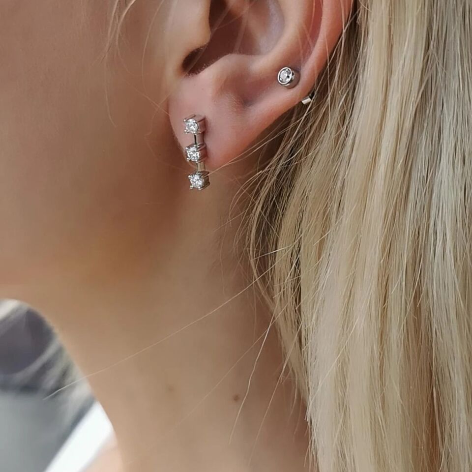 14 AYAR 0,60 CT H RENGİ ÜÇ TEKTAŞ MODEL ROUND YUVARLAK TAŞLI PIRLANTA KÜPE